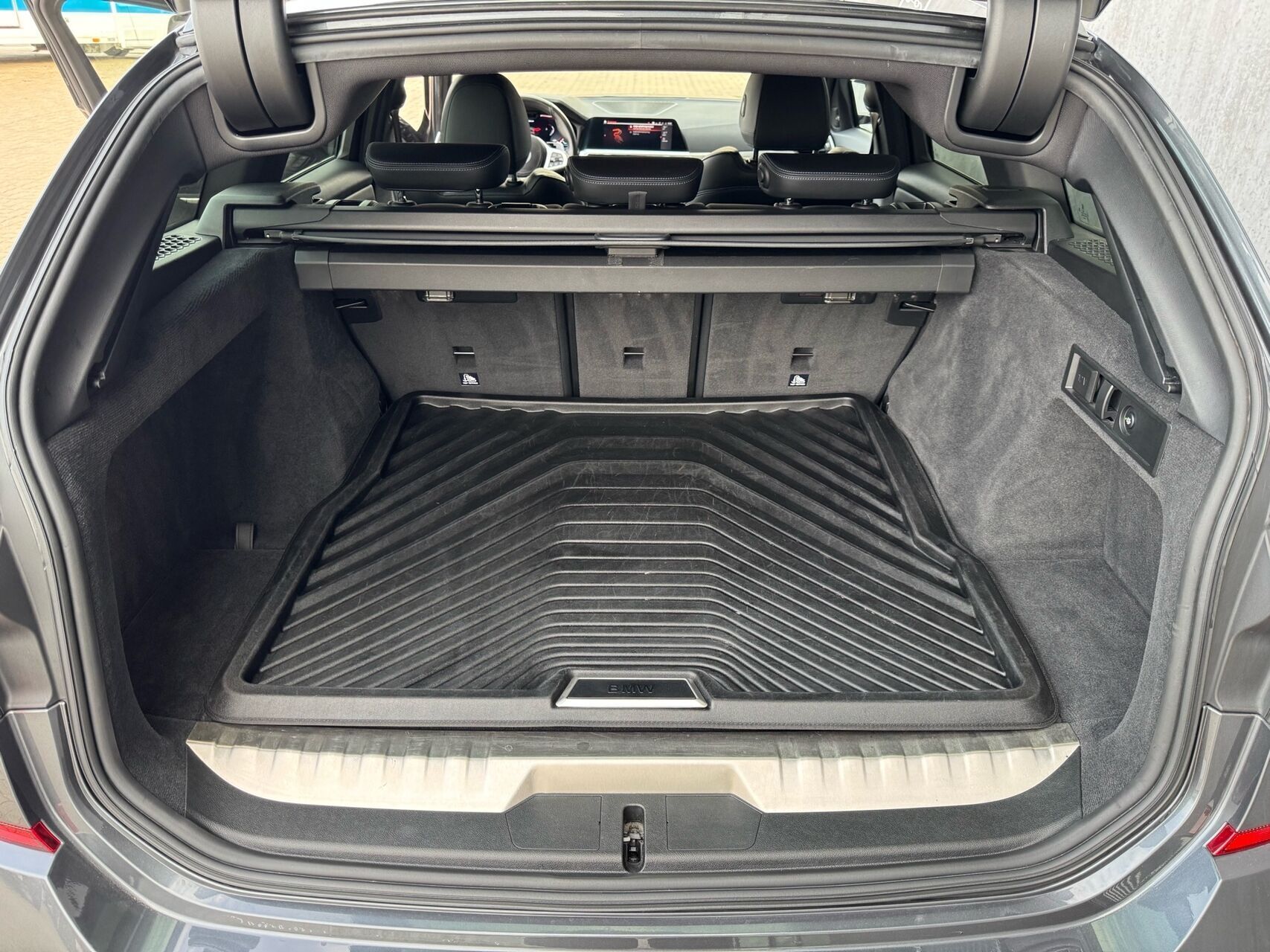 Sort BMW 330e fra 2021