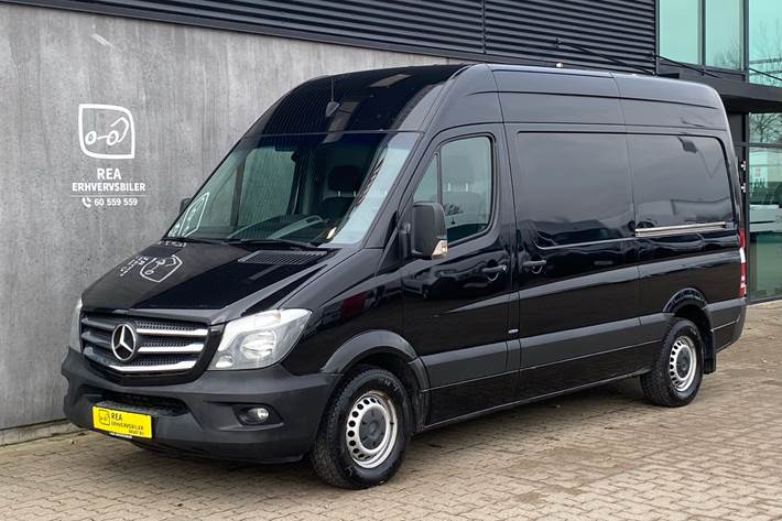 Sort Mercedes Sprinter fra 2017 set udefra