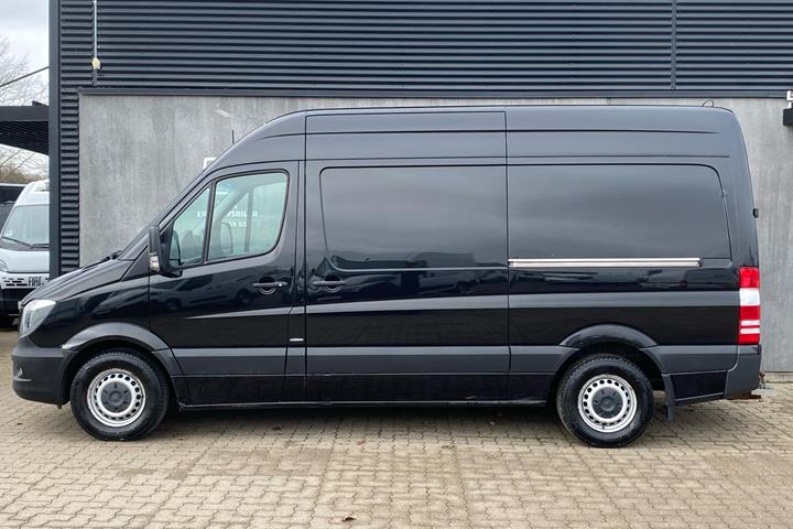 Sort Mercedes Sprinter fra 2017 set udefra