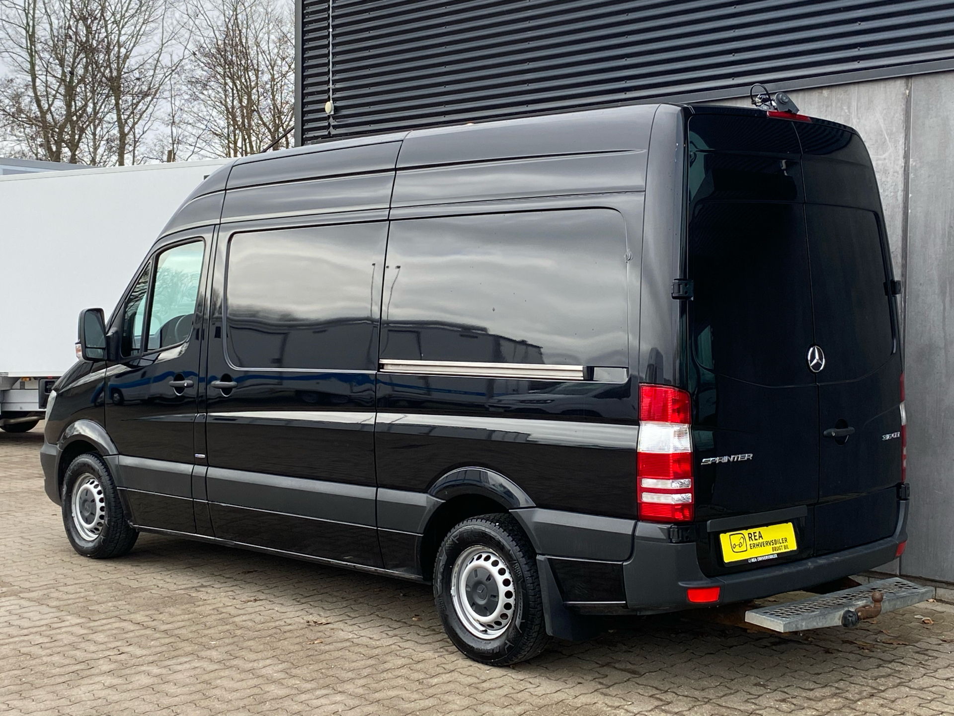 Sort Mercedes Sprinter fra 2017 set udefra