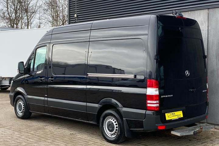 Sort Mercedes Sprinter fra 2017 set udefra