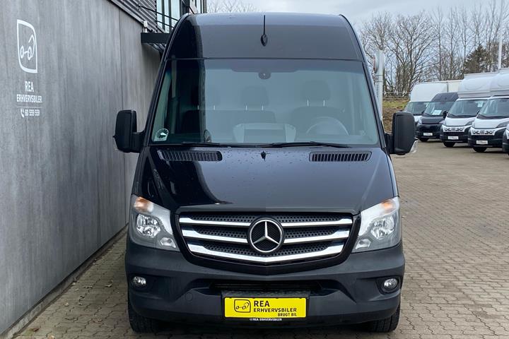 Sort Mercedes Sprinter fra 2017 set udefra