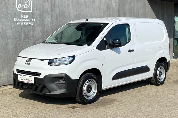 Hvid Fiat Doblò fra 2025 set udefra