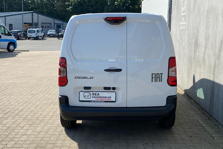 Hvid Fiat Doblò fra 2025 set udefra