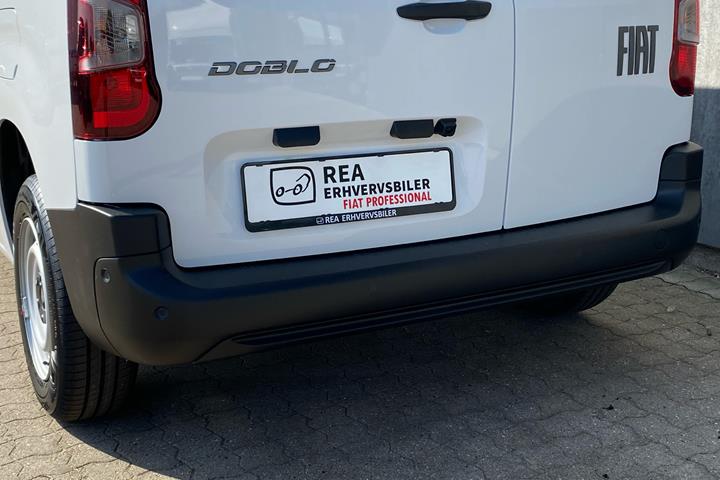 Hvid Fiat Doblò fra 2025 set udefra
