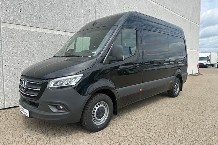 Sort Mercedes Sprinter fra 2025