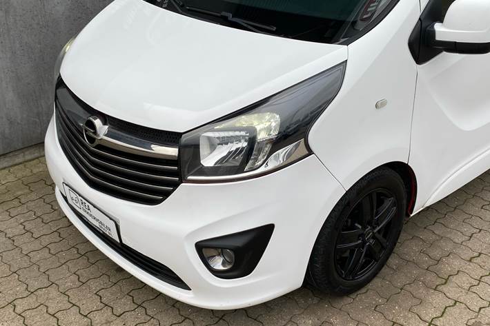 Hvid Opel Vivaro fra 2015