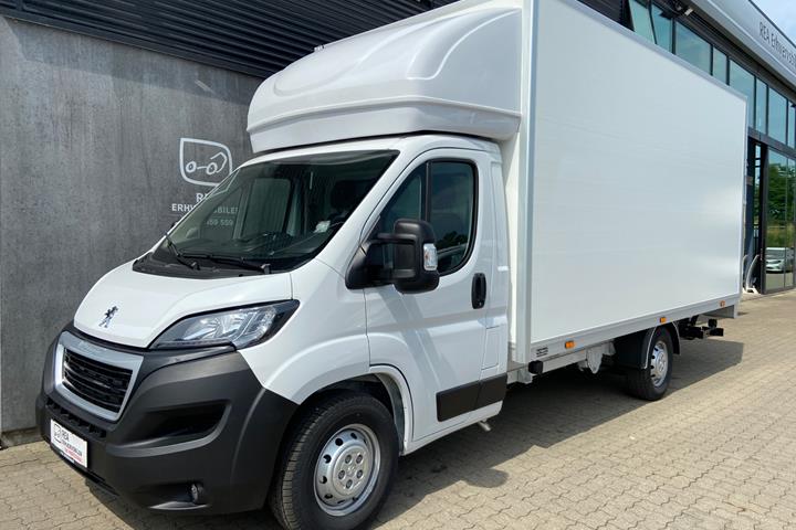 Hvid Peugeot Boxer fra 2023 set udefra