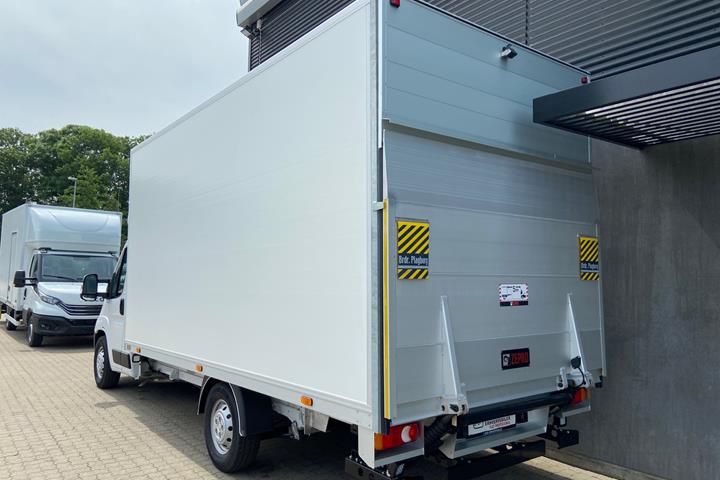 Hvid Peugeot Boxer fra 2023 set udefra