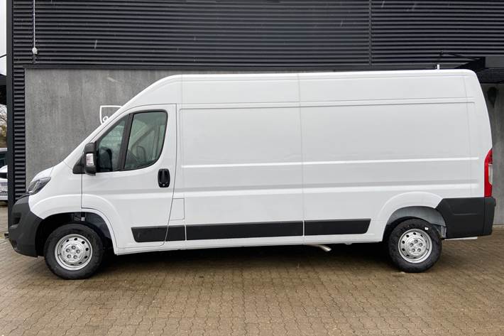 Hvid Peugeot Boxer fra 2024