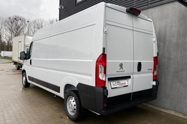 Hvid Peugeot Boxer fra 2024