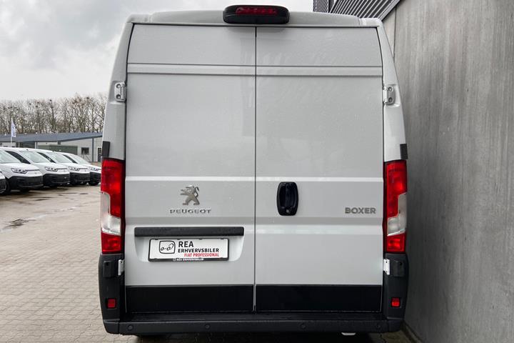 Hvid Peugeot Boxer fra 2024