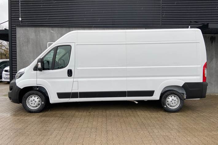 Hvid Peugeot Boxer fra 2023