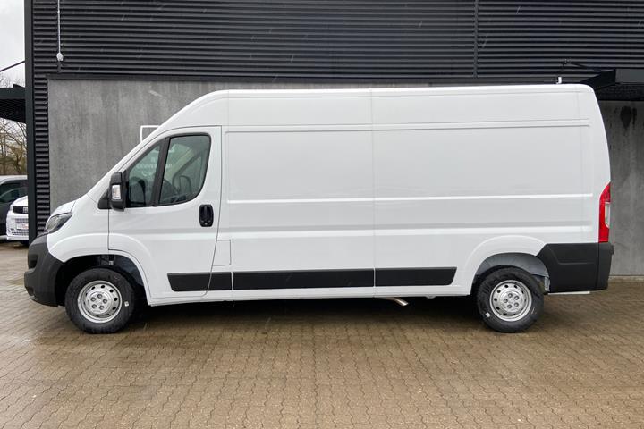 Hvid Peugeot Boxer fra 2023
