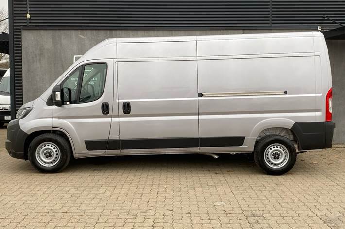 Grå Fiat Ducato fra 2027 set udefra