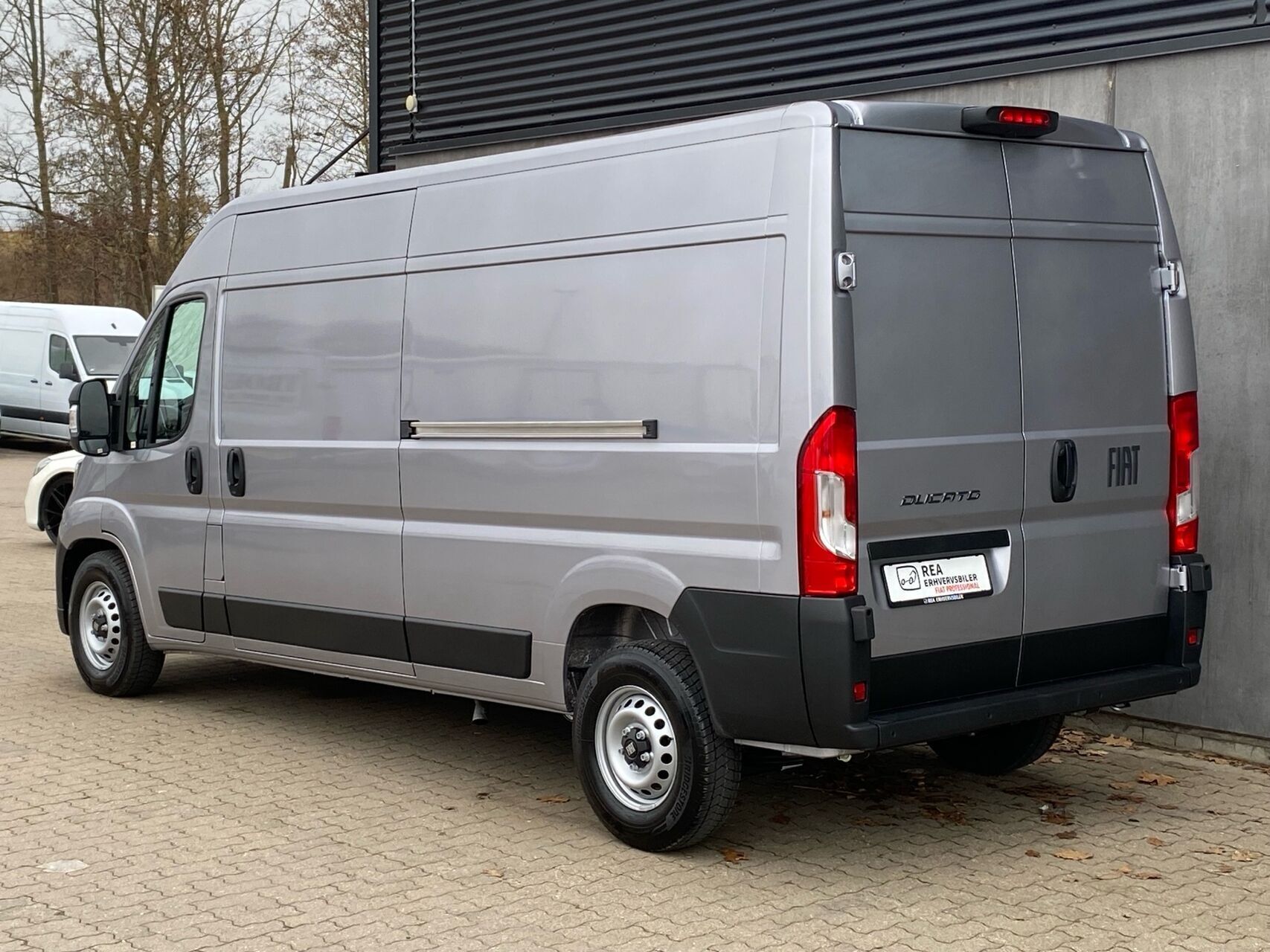 Grå Fiat Ducato fra 2027 set udefra