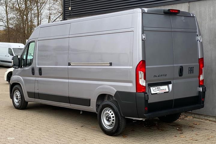 Grå Fiat Ducato fra 2027 set udefra
