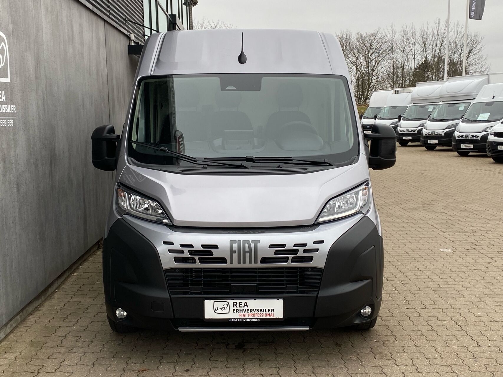 Grå Fiat Ducato fra 2027 set udefra