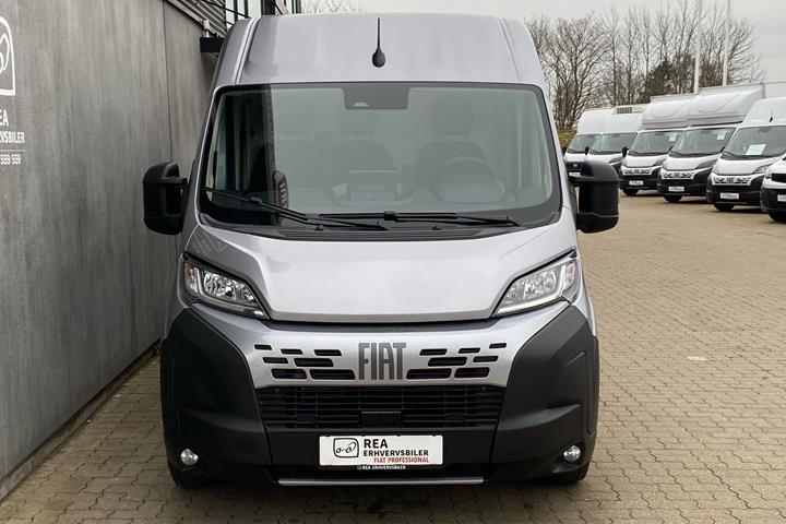 Grå Fiat Ducato fra 2027 set udefra
