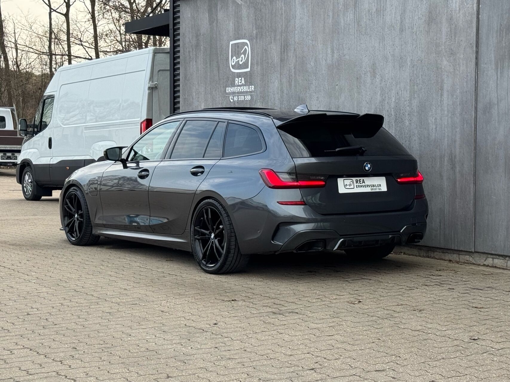Sort BMW 330e fra 2021