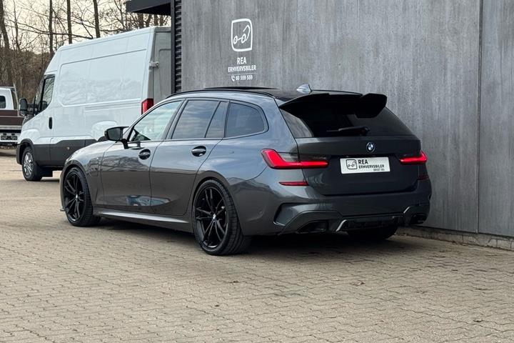 Sort BMW 330e fra 2021