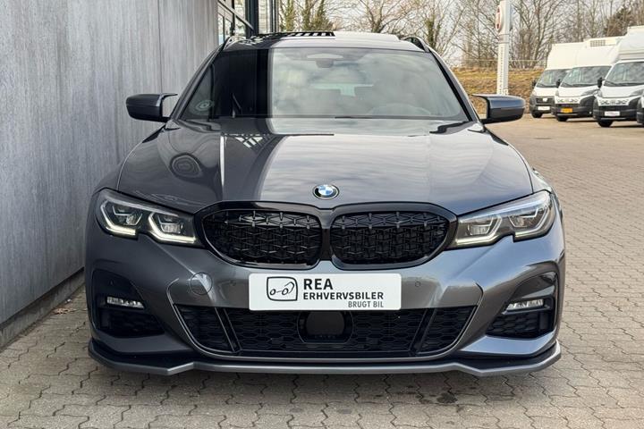 Sort BMW 330e fra 2021