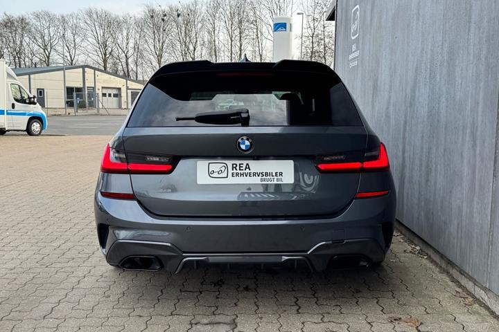 Sort BMW 330e fra 2021
