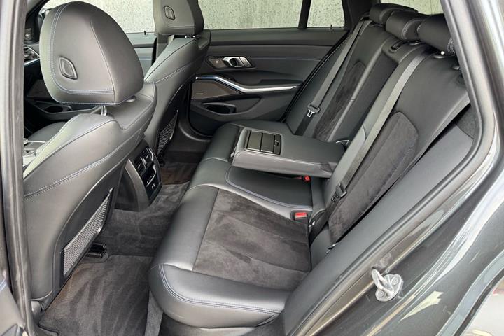 Sort BMW 330e fra 2021