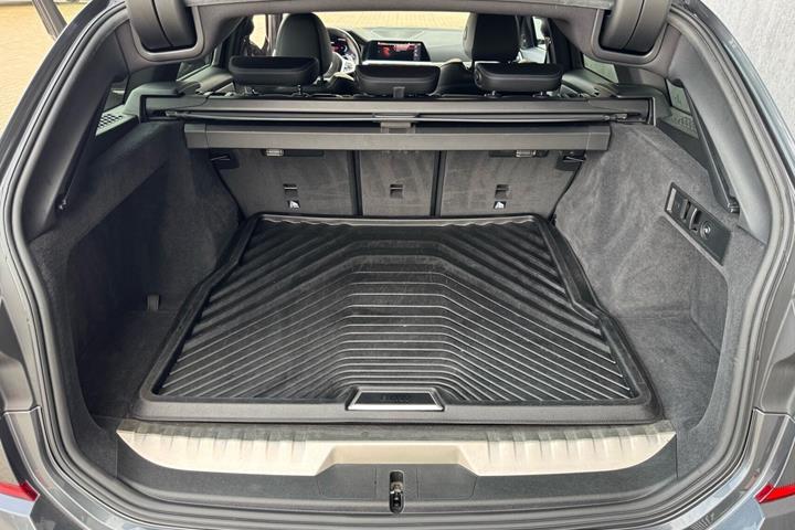 Sort BMW 330e fra 2021