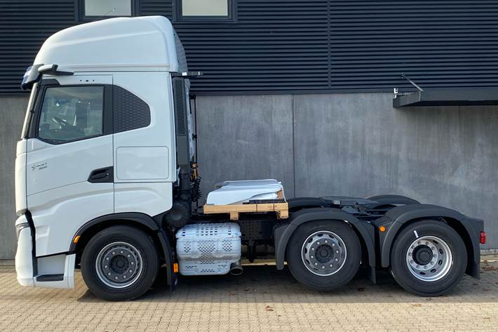 Hvid Iveco S-Way fra 2025 set udefra