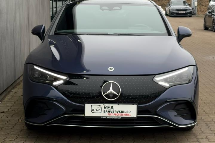 Blå Mercedes EQE 350 fra 2023 set udefra
