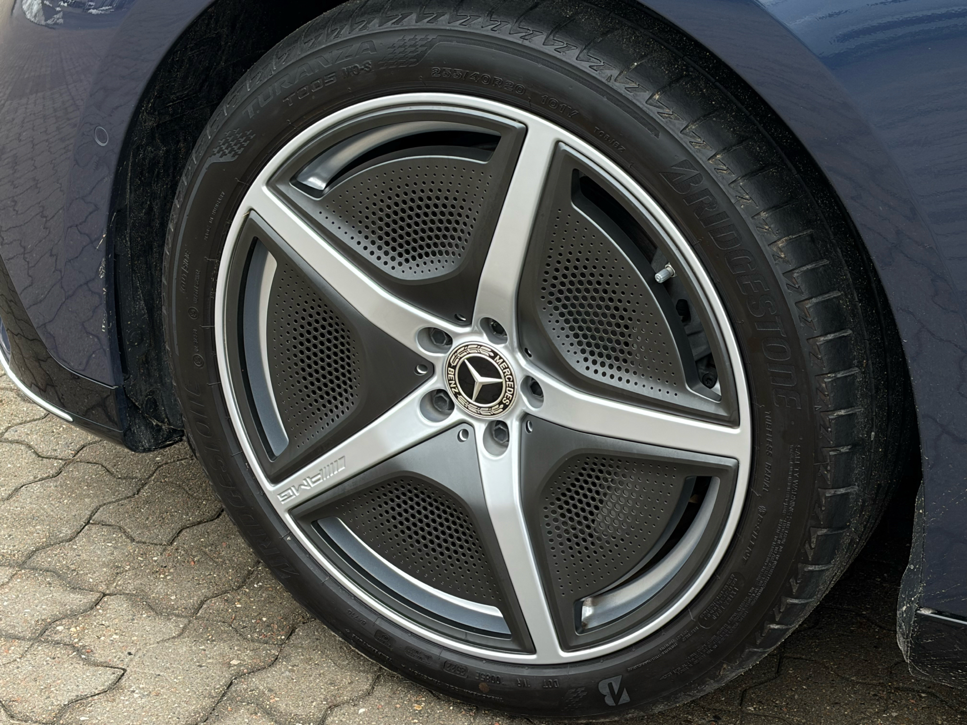 Blå Mercedes EQE 350 fra 2023 set udefra
