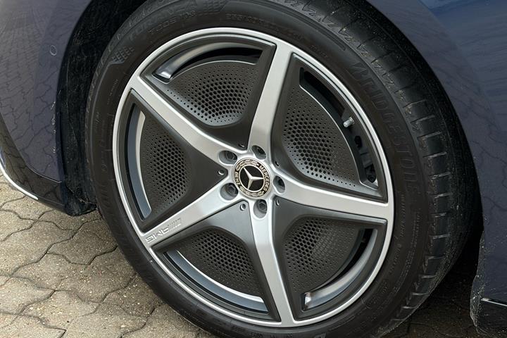 Blå Mercedes EQE 350 fra 2023 set udefra