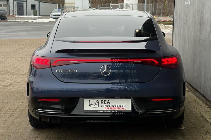 Blå Mercedes EQE 350 fra 2023 set udefra