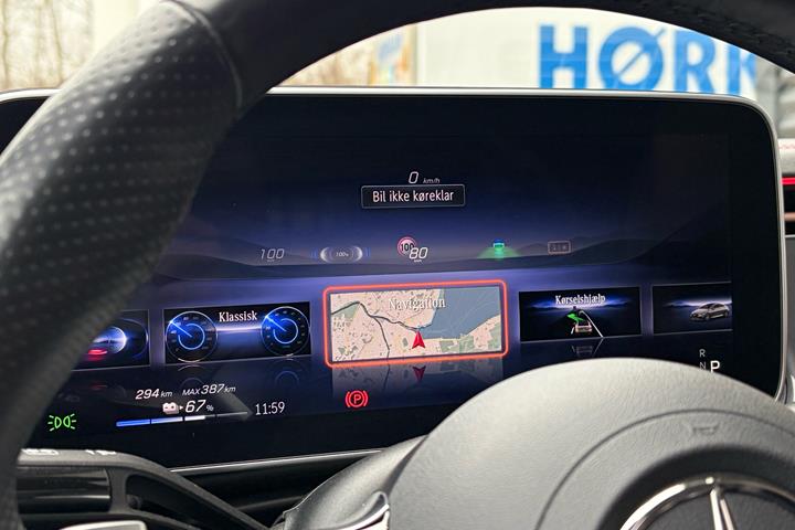 Blå Mercedes EQE 350 fra 2023