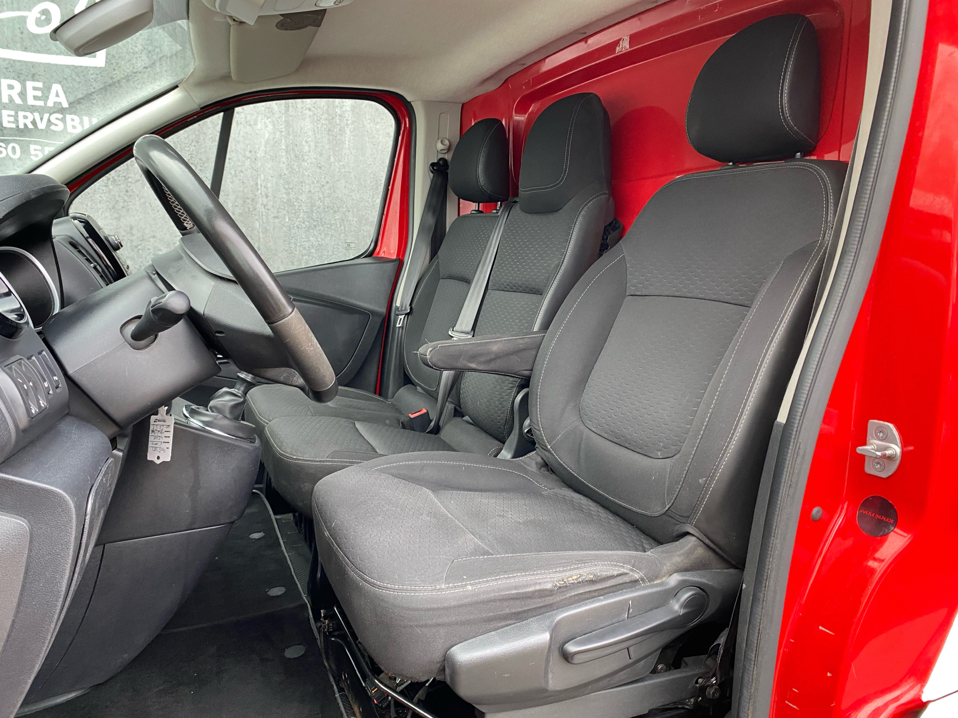 Hvid Opel Vivaro fra 2015