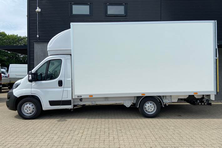 Hvid Peugeot Boxer fra 2023