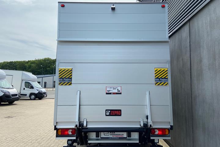 Hvid Peugeot Boxer fra 2023