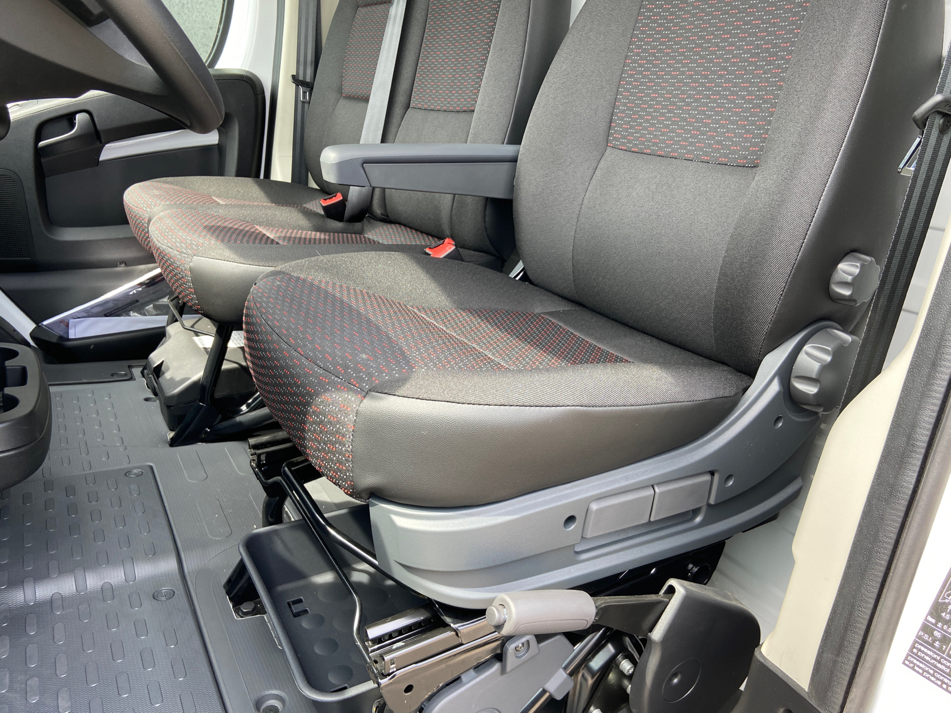 Hvid Peugeot Boxer fra 2023
