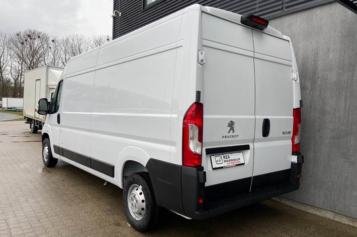 Hvid Peugeot Boxer fra 2024