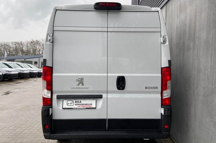 Hvid Peugeot Boxer fra 2024