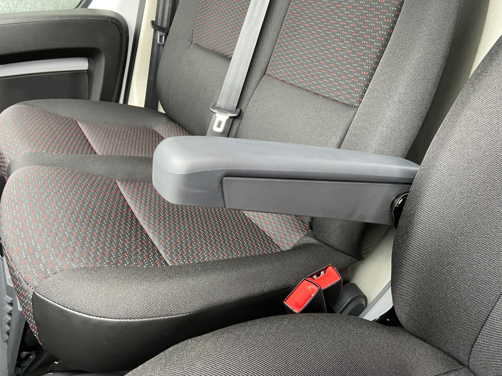 Hvid Peugeot Boxer fra 2024