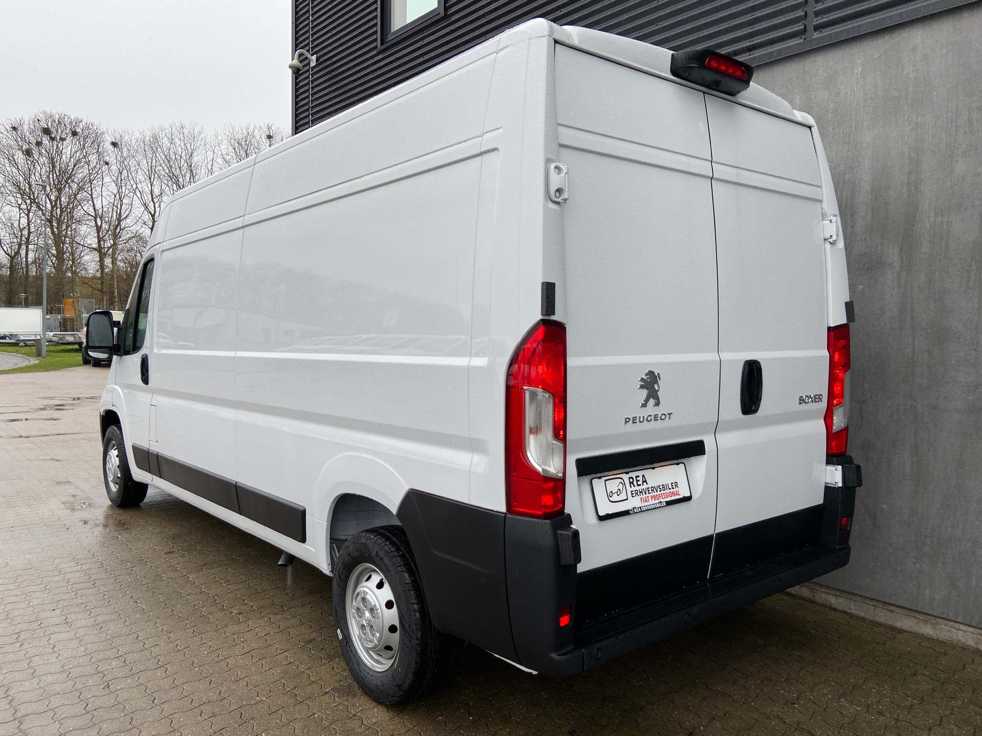 Hvid Peugeot Boxer fra 2023