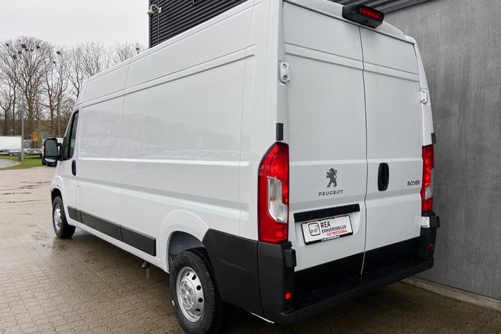 Hvid Peugeot Boxer fra 2023