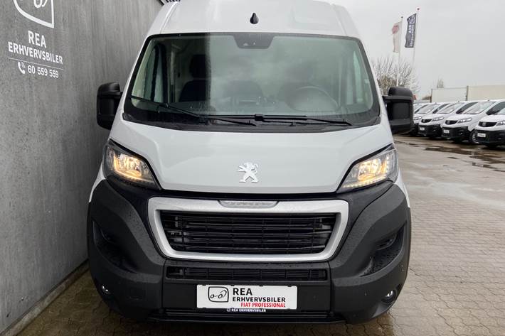 Hvid Peugeot Boxer fra 2023