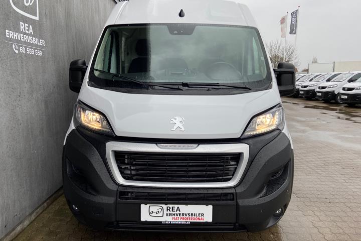 Hvid Peugeot Boxer fra 2023