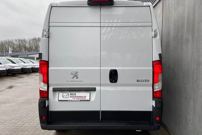 Hvid Peugeot Boxer fra 2023