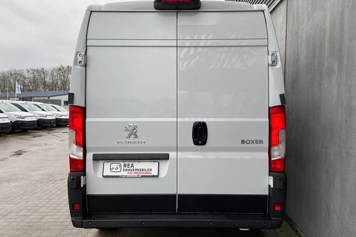 Hvid Peugeot Boxer fra 2023