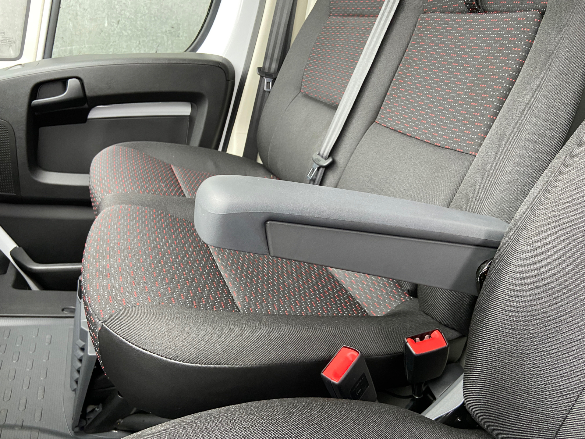 Hvid Peugeot Boxer fra 2023