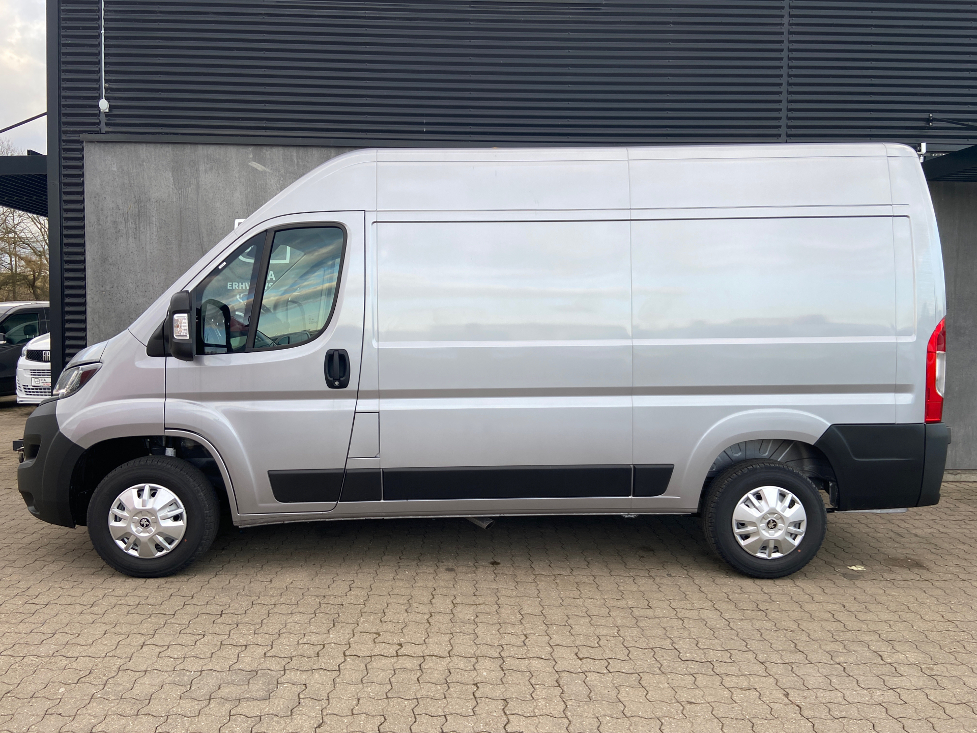 Peugeot Boxer 2,2 333 L2H2 BlueHDi Premium 140HK Van 6g